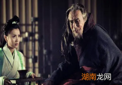 王允和貂蝉之间是什么关系？是养父女还是主仆关系？