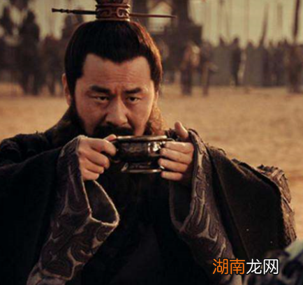 官渡之战刘表马腾孙策等人在做什么 他们为何不偷袭曹操的后方