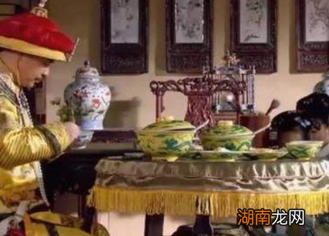 古代皇帝吃剩下的饭菜应该怎么处理 除了赏赐还有哪些去处