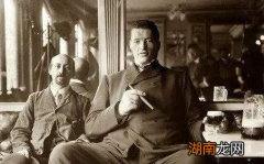 亚当&amp;middot;雷纳尔是如何同时患上侏儒症和巨人症的？