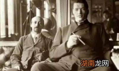 亚当&amp;middot;雷纳尔是如何同时患上侏儒症和巨人症的？