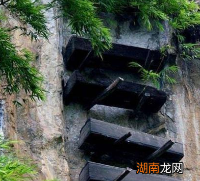 古代悬棺重大几百斤又安放在悬崖峭壁上 古人又是怎么做到的