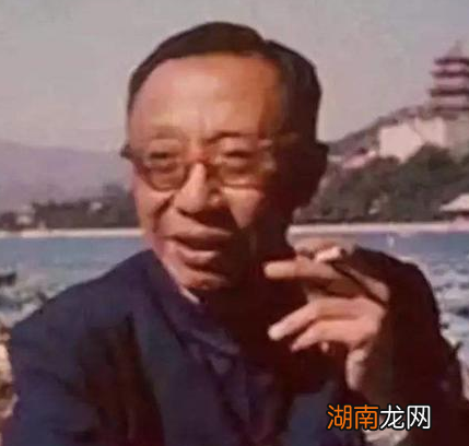 溥仪在大街上买了一个烧饼 吃了后为什么会大骂狗奴才诓我