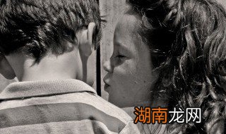 知道女儿早恋要怎么处理 知道女儿早恋要怎么处理她