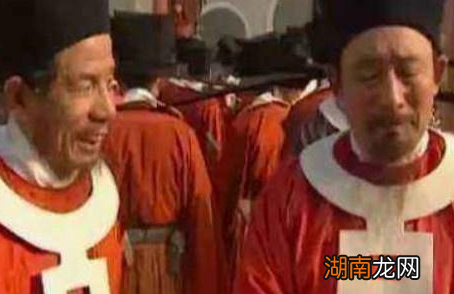 宋朝官员官服上面为什么有一个白圈 这东西是用来做什么的