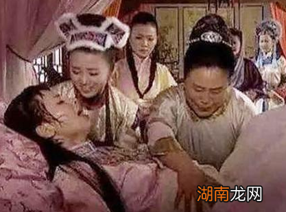 古人生孩子的时候为什么要不停的烧热水 这热水到底有什么作用