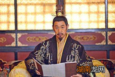 古代皇帝日常都穿什么衣服？为何讨厌穿龙袍呢？