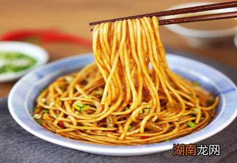 武汉名小吃热干面到底是谁发明的？热干面是如何诞生的？