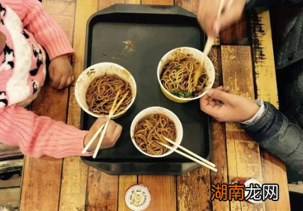 武汉名小吃热干面到底是谁发明的？热干面是如何诞生的？