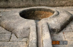 古人上厕所到底是什么样的 肥水不流外人田和占着茅坑不拉屎了解一下