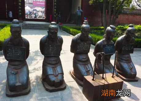 岳飞墓前的跪像曾有五个,现在为何只剩四个了?