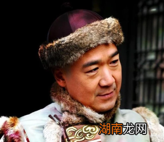 乾隆赐给大臣们每人一个猪肘子，大臣一出门就扔掉了