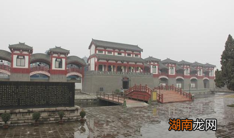 阿房宫：联合国确定的世界上最大的宫殿基址，属于世界奇迹