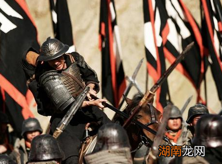 古代为什么举着旗帜 扛旗的士兵为何不会首先被干掉