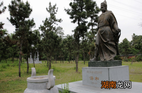 开国功臣汤和是如何躲过朱元璋的屠刀，并陪伴朱元璋走完人生最后一段旅程的？