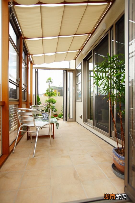 一到夏天阳台就成“大蒸炉”,不妨学日本,3种遮阳方式,真凉快