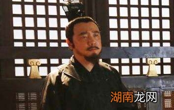 侯总镇的迎亲对象被调换成下人,为何他却不生气呢?