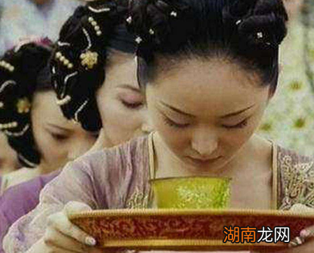 古人明明可以哺乳 自己为什么非要请乳娘喂孩子不可