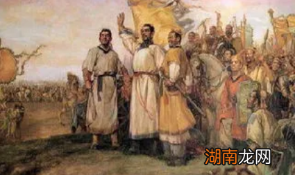 汉光武帝刘秀做了什么直接导致了东汉群雄割据的形成？