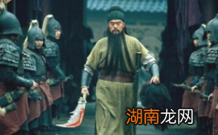 蜀汉阵营中除了关羽还有谁能将华雄斩下马？