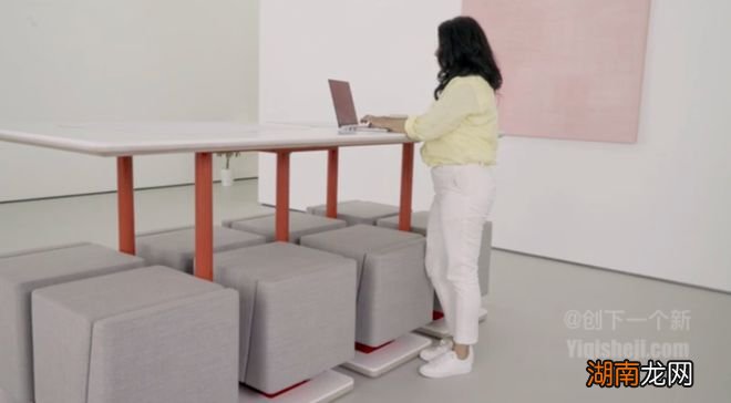 这把椅子设计真巧妙！当你一坐下，它就会变形！