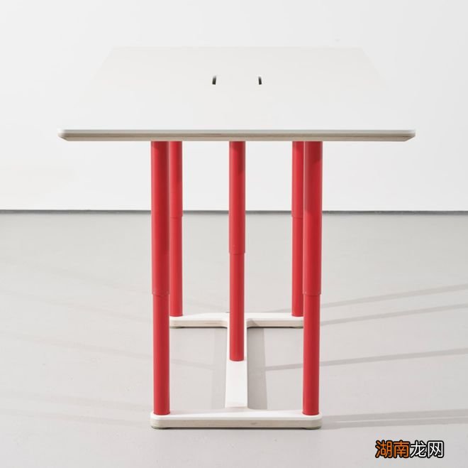 这把椅子设计真巧妙！当你一坐下，它就会变形！