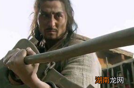 面对自己的娘子被他人调戏 林冲为什么不出手