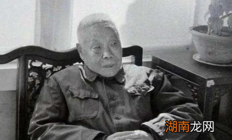 太监晚上熬夜伺候妃子，如果犯困了怎么办？