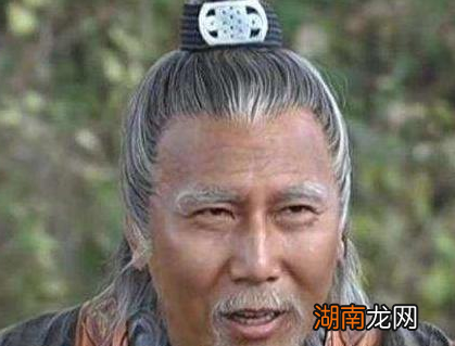 官员退休后为何要回老家?原因有哪些?