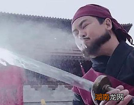 古代刽子手行刑前为什么要喷一口酒 这种现象在历史上很常见吗