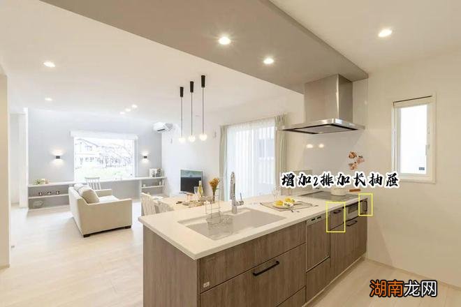 为了收纳，日本灶台侧边加排抽屉，别看空间不大，调料厨具都能塞