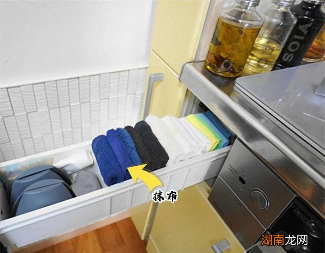 为了收纳，日本灶台侧边加排抽屉，别看空间不大，调料厨具都能塞