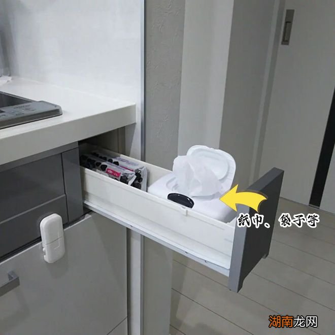为了收纳，日本灶台侧边加排抽屉，别看空间不大，调料厨具都能塞