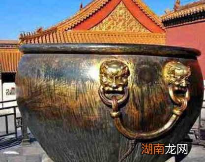 古代大户人家院子为什么要放一口水缸 实际意义远比风水上大的多