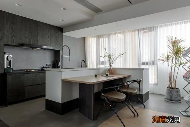 年轻人装修够大胆，餐桌都能省，岛台吧台二合一，能收纳又能吃饭