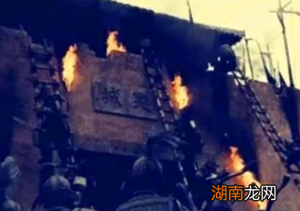 古代云梯作为强攻的一种方式 守城士兵为何不直接推翻云梯