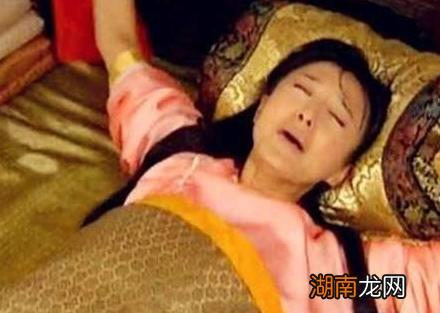 古代女子生孩子为什么要不停烧热水 难道说冷水就不行吗