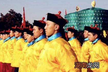 清朝御前侍卫能跟在皇帝身边甚至可以带刀 皇帝为何对他们如此信任