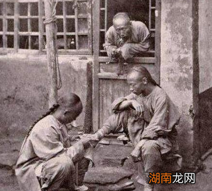 清朝男子会留一条长长的辫子 他们会不会清洗辫子