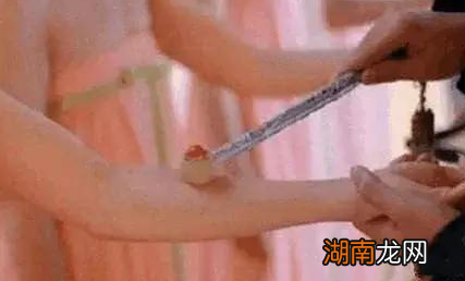 古人是怎么一眼就能看出女子被破身的 看这个地方一眼就能看出