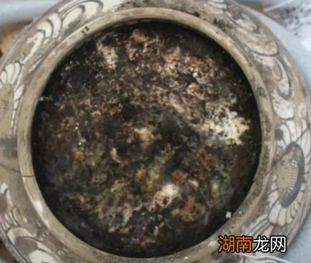 飞贼潜入和珅家里偷盗 最后却被里面的东西气哭了