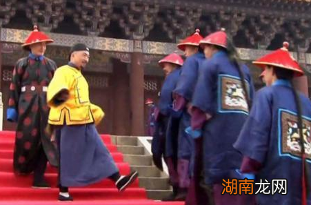 和珅从哪里弄来二十多件黄马褂 黄马褂真的可以免死和不能打吗