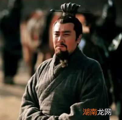 刘璋已经拥兵10万，他邀请刘备入川是什么原因？