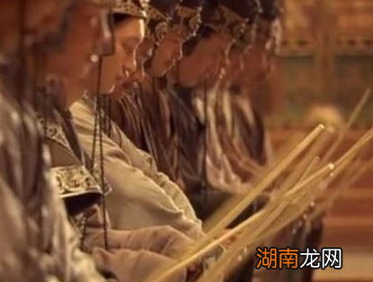 古代大臣手里的白板子叫什么名字 这个东西有什么作用