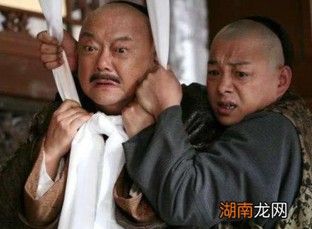 和珅为什么不提前巴结好嘉庆 简单来说和珅也不知道嘉庆会继位