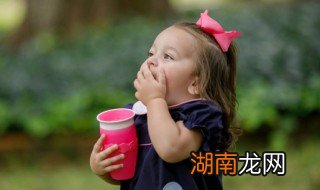 宝宝的水杯大人可以喝吗 宝宝的水杯大人可以喝吗吗