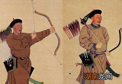 清朝官员下跪的时候为什么都要拍两下袖子 其实里面大有讲究