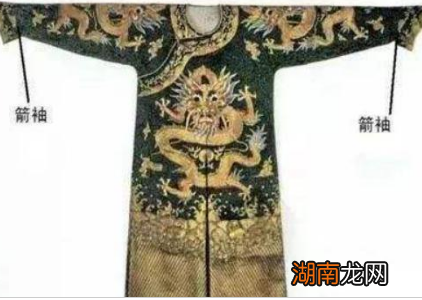 清朝官员下跪的时候为什么都要拍两下袖子 其实里面大有讲究