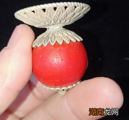 清朝官员官帽上面的帽子值钱吗 换算做现在多少人民币