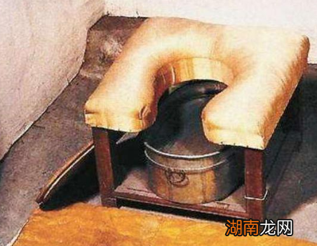 慈禧上厕所每个服侍的人口中为什么含着水 其实道理很简单